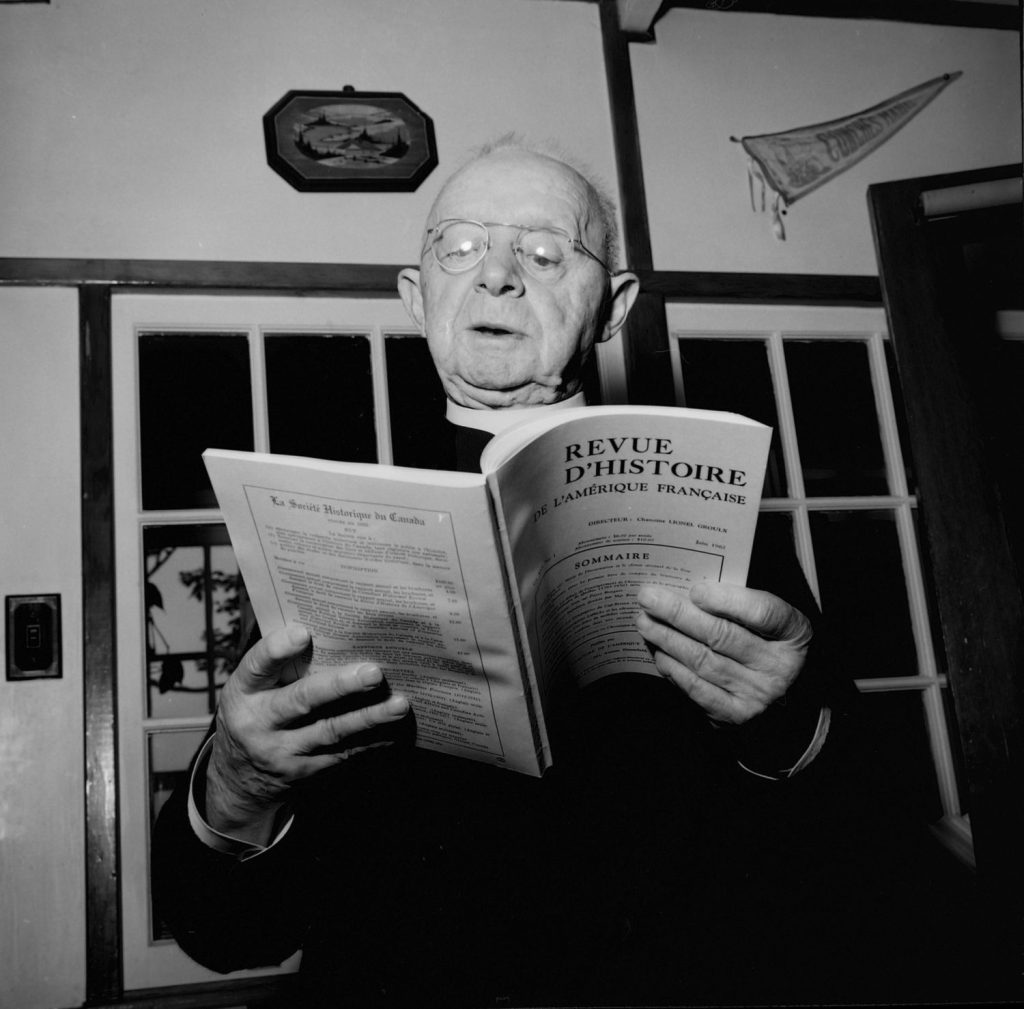 Le chanoine Lionel Groulx, années 1960 (source : BAnQ, Archives nationales à Montréal, Fonds Antoine Desilets, P697, S1, SS1, SSS17, D13. Photo : Antoine Desilets).