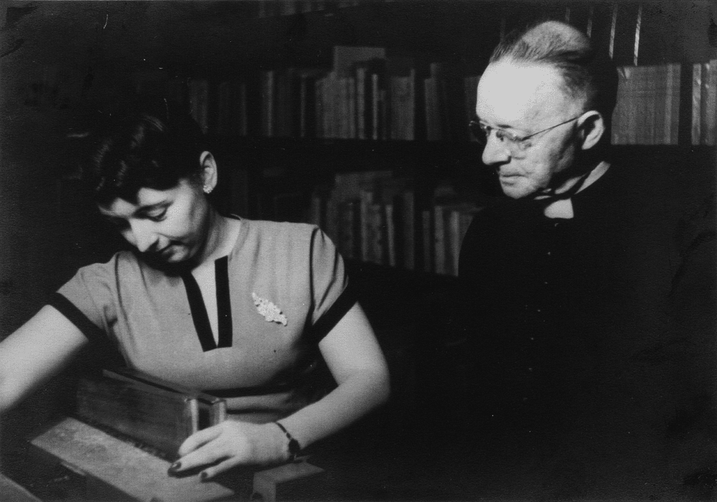 Lionel Groulx et sa collaboratrice, Juliette Lalonde, 1945. (BAnQ, Archives nationales à Montréal, fonds Lionel Groulx, CLG1, S9, SS1, D1, P335. Photo : Paul Guillet.)